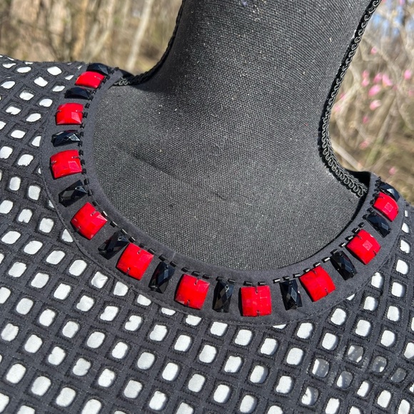 Kenzie dress-size S. 2 layer-bottom solid white, top black exposing bottom layer - Picture 8 of 13